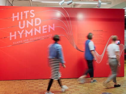 Neue Ausstellung im Zeitgeschichtlichen Forum Leipzig: "Hits & Hymnen. Klang der Zeitgeschichte"