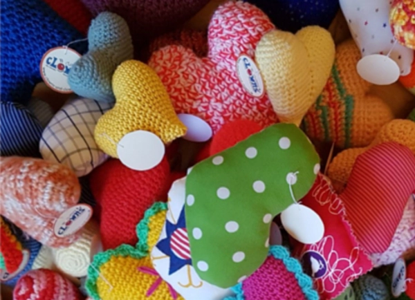 selbst gestrickte Herzen zum Verteilen an Bedürftige für die Clowns & Clowns