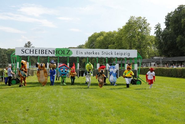 Maskottchenrennen: Elf Leipziger Maskottchen sprinteten über das Geläuf. Den Titel holte Jolinchen von der AOK PLUS