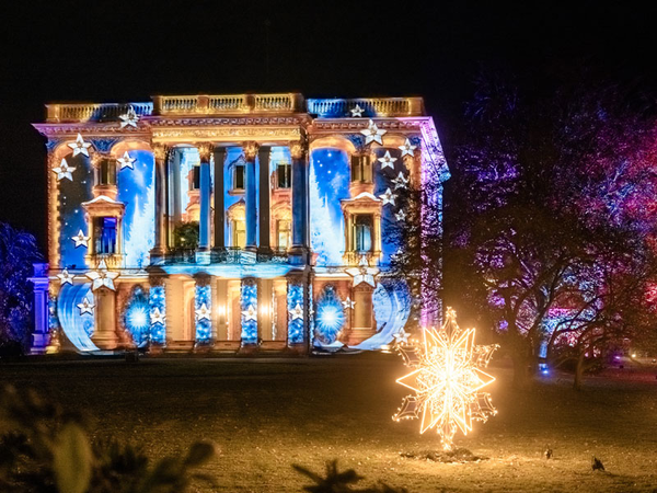 Christmas Garden Leipzig 2023: Weißes Haus im Festgewand, Foto: Christmas Garden / Michael Clemens
