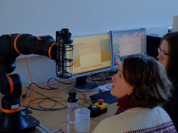  Teilnehmerinnen der Ferienhochschule für Girls 2025 brachten einem Roboter bei, Milchshakes zu mixen. Foto: HTWK Leipzig