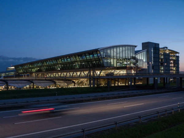 Flughafen Leipzig/Halle Check-In Gebäude, Autobahnanbindung, Foto: Flughafen Leipzig/Halle GmbH, Uwe Schossig