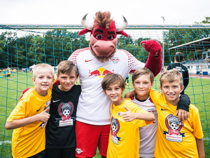 RB Leipzig und Porsche verlängern Partnerschaft um weitere drei Jahre RB Leipzig und Porsche verlängern Partnerschaft um weitere drei Jahre