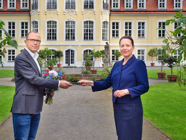 Kulturamtsleiterin Dr. Anja Jackes und Thomas Roßdeutscher, Geschäftsführer der neuen Betreibergesellschaft, bei der Schlüsselübergabe vor dem Gohliser Schlösschen, Foto: feinblende.de