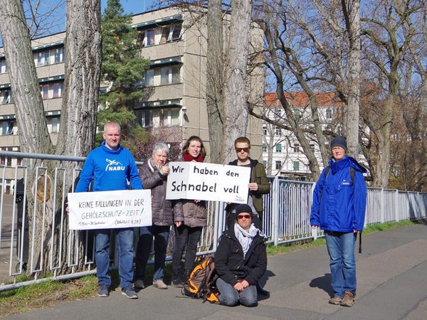 Spontaner Protest von Anwohnern und NABU-Mitgliedern vor der Astrid-Lindgren-Schule in Schönefeld, Foto: NABU Leipzig