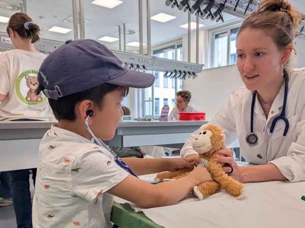 Einen spielerischen Arztbesuch mit dem Kuscheltier erleben Kinder beim Teddybärkrankenhaus. Foto: Anne Grimm / Universität Leipzig