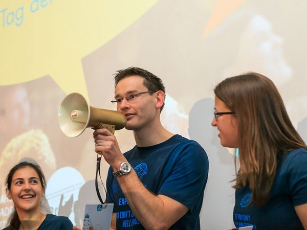 Nils Rexin, Informatik-Absolvent der HTWK Leipzig, gewann mit seinem Vortrag „Mein Liebesbrief an Eleanor“ beim Science Slam am Tag der Promovierenden das goldene Megafon