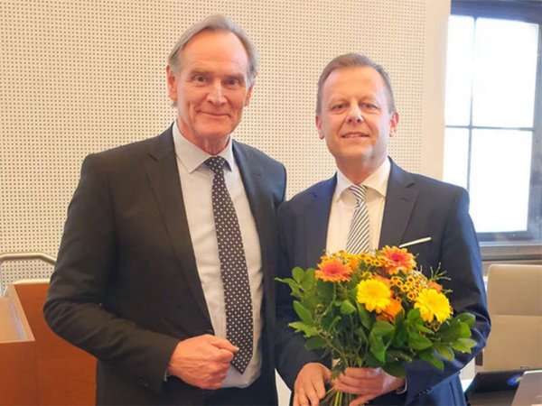 OBM Burkhard Jung und Finanzbürgermeister Torsten Bonew nach dessen Wiederwahl am 28. Februar 2024. Foto: Stadt Leipzig/ sf
