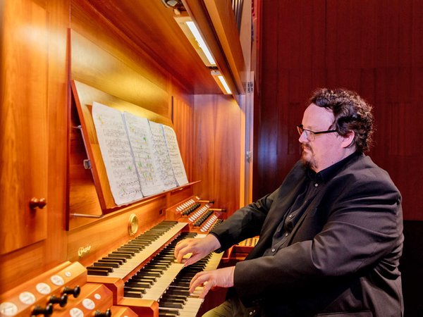 Prof. Dr. Martin Schmeding an der Eule-Orgel im Großen Saal der Hochschule für Musik und Theater Leipzig, Foto: Jörg Singer