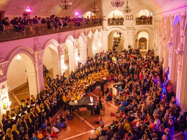 Weihnachtsliedersingen mit der Schola Cantorum in der Wandelhalle im Neuen Rathaus Leipzig, Foto: Grit Hartung