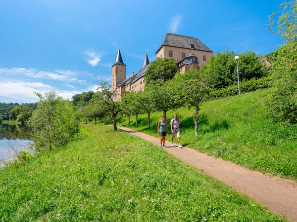 Lutherweg Sachsen - Wanderer vor Schloss Rochlitz, Foto: Tom Williger
