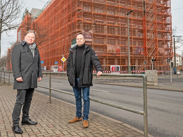 Konsum-Vorstand Dirk Thärichen und AOC Geschäftsführer Till Schwerdtfeger vor dem Prager-RiebECK, Foto: Christian Modla / Konsum Leipzig