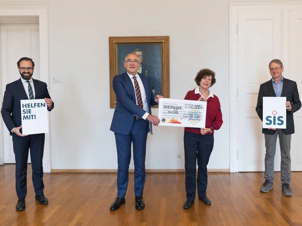 Symbolische Scheckübergabe mit Minister Sebastian Gemkow, Prof. Dr. Johannes Seeger, Uni-Rektorin Prof. Dr. Beate Schücking und Prof. Dr. Hans-Bert Rademacher, Foto: Universität Leipzig / Christian Hüller