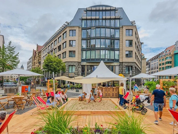 Ferien inmitten der City: Der Burgplatzsommer lädt zu Sport, Spiel und Entspannung in die Innenstadt. Foto: Jacob Schröter