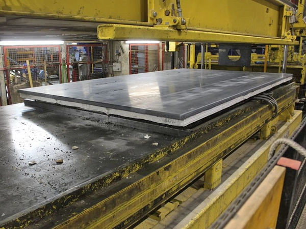 Die ersten Wände aus Carbonbeton mit Slentex-Dämmung werden diese Woche im Betonwerk Oschatz hergestellt. Foto: Mario Stelzmann / HTWK Leipzig