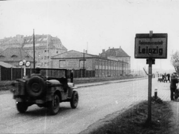 Ein Jeep der amerikanischen Besatzungstruppen bei der Einfahrt in die "Reichsmessestadt" Leipzig, vermutlich Frühjahr/Sommer 1945, Foto: Stadt Leipzig / Stadtarchiv