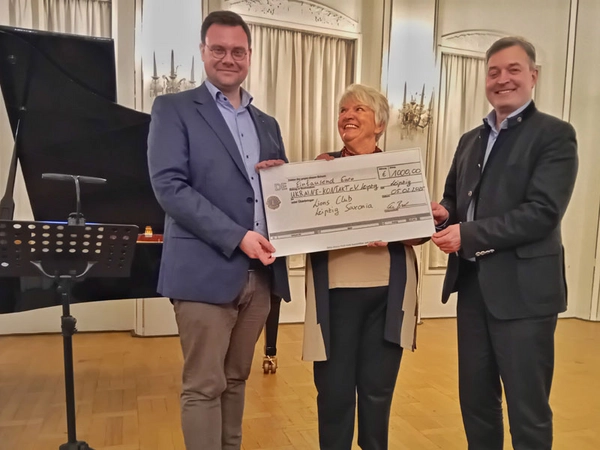 Eric Buchmann, Renate Voigt, Robert Clemen bei der Spendenscheckübergabe in der Alten Handelsbörse, Foto: Lions Club Leipzig Saxonia