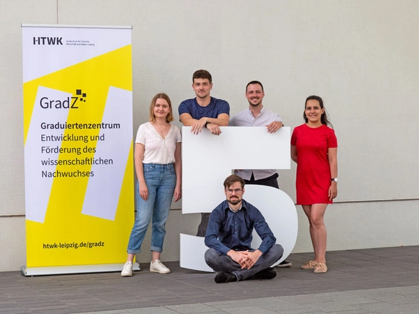 Die Promovierenden Vivien Zschammer, Fabian Görgen, Max Böhme (sitzend), Franz Anders und Rosa Elena Ocaña Atencio, Foto: HTWK Leipzig
