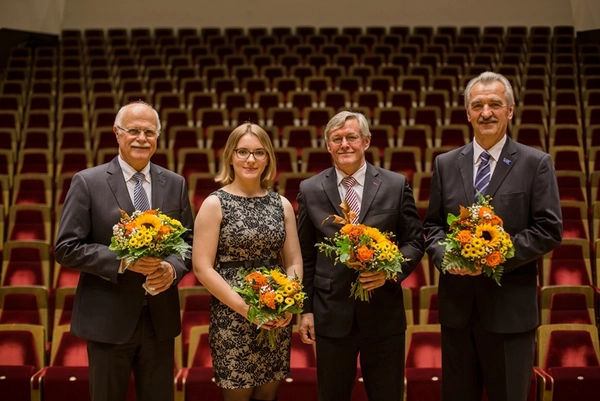 Die zur Feierlichen Immatrikulation geehrten Preisträger des Jahres 2017, v.l.n.r.: Prof. Johannes Ditges, Liudmyla Merlenko, Prof. Klaus Holschemacher (er nahm den Preis stellvertretend für Dr.-Ing. Stefan Käseberg entgegen), Prof. Michael Kubessa. 