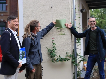 Von grau zu grün: Ökolöwe präsentiert erste Begrünungsplaketten in Leipzig Von grau zu grün: Ökolöwe präsentiert erste Begrünungsplaketten in Leipzig