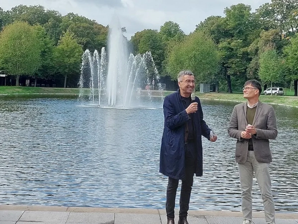 Baubürgermeister Thomas Dienberg (links) und Umweltbürgermeister Heiko Rosenthal eröffneten am 21. September 2026 das Bassin in der Anton-Bruckner-Allee nach dessen Sanierung. Foto: Stadt Leipzig / quo