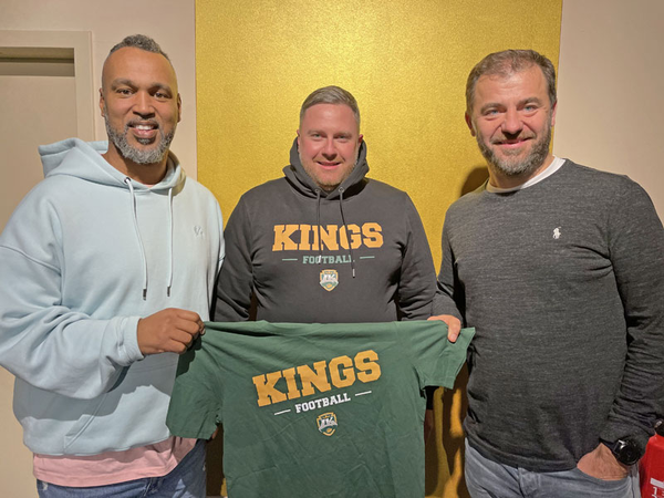 Der neue Co-Besitzer der Leipzig Kings, Moritz Heisler (m.) zusammen mit Liga-Commissioner Patrick Esume (l.) und ELF-CEO Zelkjo Karajica. Foto: Leipzig Kings