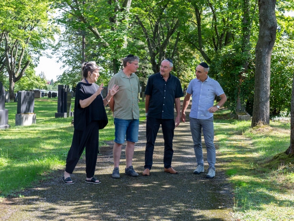 Die Professoren Ronald Scherzer-Heidenberger und Ralf Thiele stellen ihre Forschungen und aktuelle Entwicklungen auf dem Neuen Israelitischen Friedhof vor. Foto: Philipp Bamberg / HTWK Leipzig