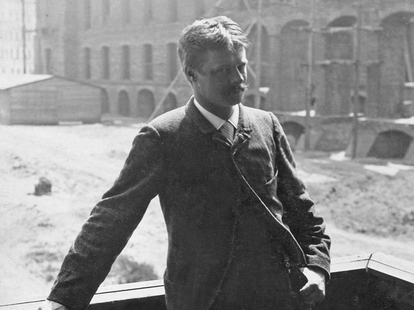 Peter Dybwad vor dem im Bau befindlichen Reichsgericht (um 1890), Foto: Stadtgeschichtliches Museum Leipzig, Inv. F/451/2009