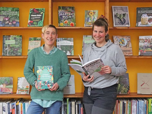 Bundesfreiwilligendienstleistende Kerstin Seitzinger (rechts) und Sandra Keller (links) in der Umweltbibliothek Leipzig, Foto: Ökolöwe e. V.