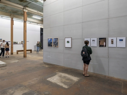 Neue Ausstellung „Kriegstrommeln“ in der HALLE 14