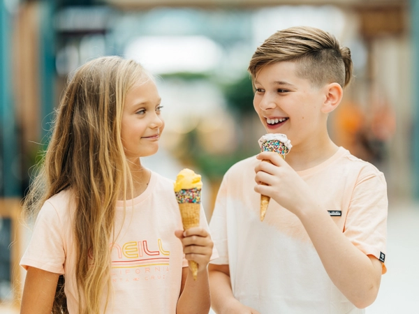 Neben normalem Eis gibt es am 4. Juli 2026 kostenloses Slush-Eis. Foto: neinver.com 