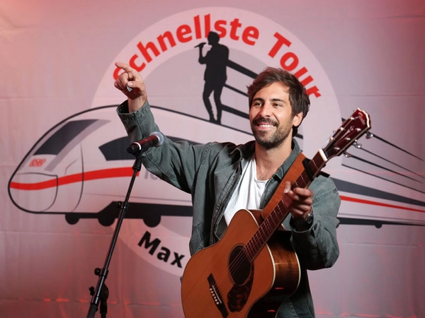 Schnellste Tour Deutschlands - Max Giesinger spielt 4 Konzerte in 4 Bahnhöfen an einem Tag. Die Spielstätten erreicht der Sänger mit dem ICE. Foto: Deutsche Bahn AG / Oliver Lang