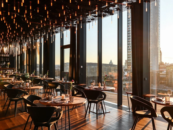 Restaurant 7010 in der 7. Etage der Alten Hauptpost in Leipzig, Foto: Felix Suiten