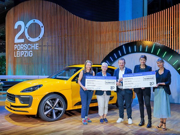 30.000 Euro Spendenerlös durch Verkauf des Porsche-Jubiläumseises erzielt. Foto: Porsche AG - Leipzig