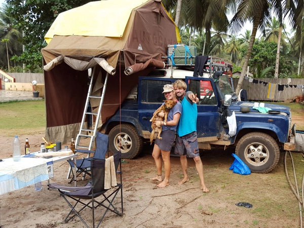 Ulli und Lena und ihr alter Geländewagen, Foto: Passage Kinos