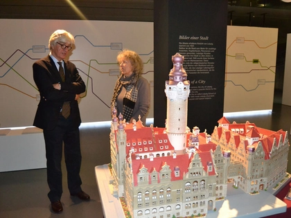 Übergabe Modell vom Neuen Rathaus Leipzig