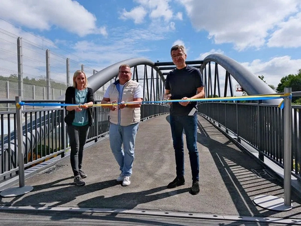 Einweihung des neuen Nahlestegs durch Juliane Sonne und Rene Wenzel vom Mobilitäts- und Tiefbauamt und Baubürgermeister Thomas Dienberg (von links). Foto: Stadt Leipzig / nt