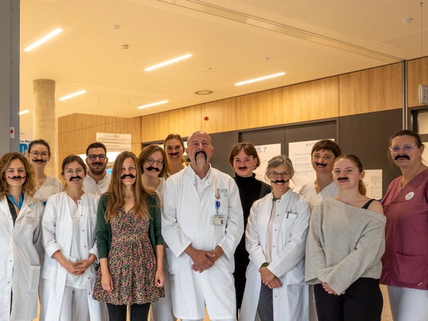 Das Team des universitären Krebszentrums am UKL macht zum Movember mit einem symbolischen Schnurrbart auf das Thema Männergesundheit aufmerksam. Foto: UKL / Hagen Deichsel