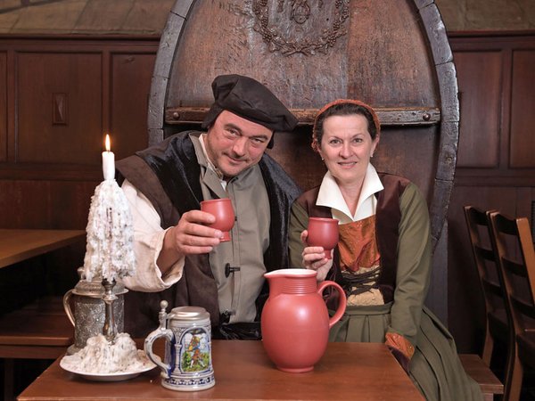 Eine kulinarische und geistige Begegnung mit dem Ehepaar Luther bietet das Theaterdinner in Auerbachs Keller. Die Schauspieler Thomas Dehler und Maja Chrenko verkörpern das berühmte Ehepaar.