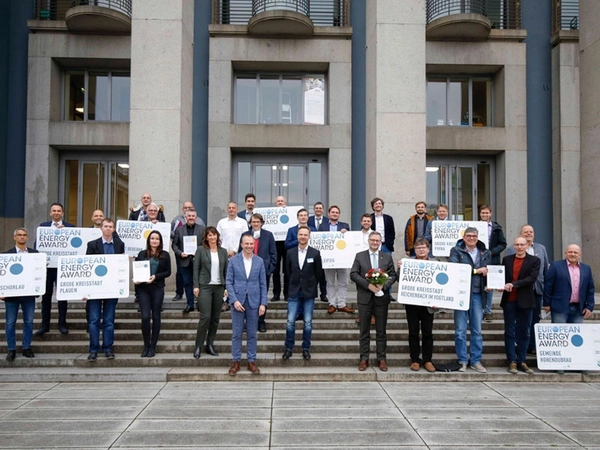 European Energy Award: Ausgezeichnete Kommunen halten Ihre Ortsschilder in der Hand, Foto: Daniel Koch
