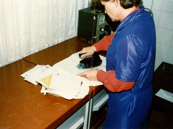 Eine Stasi-Mitarbeiterin bügelt wiederverschlossene Briefe, Quelle: BArch, MfS, Abt. M, FO, Nr. 31, Bild 5