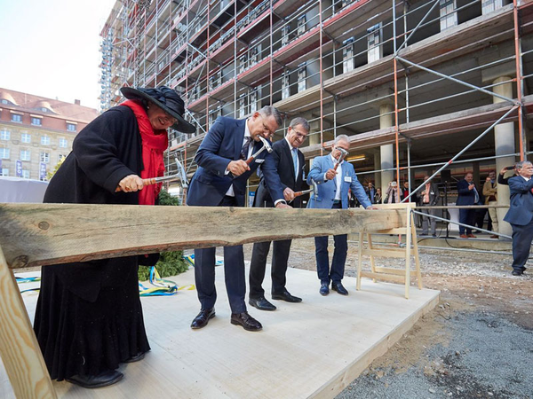 Dorothee Dubrau, Alexander Fitz, Dr. Ingo Seidemann und Andreas Schlage beim Richtritual, Foto: S&G Development / Sven Voss