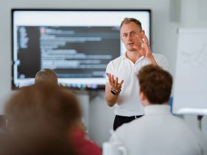 Erstes KI-Startup-Bootcamp an einer deutschen Business School: HHL launcht „AI Startup Builder – Terminal 01“