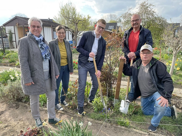 Annette Bergmann vom KGV „Am Streitteich“, Ulrich-König-Fries, Sparkasse Leipzig, sowie Wolfgang Hartmann und Werner Maiwald ebenfalls vom KGV „Am Streitteich. Foto: Sparkasse Leipzig