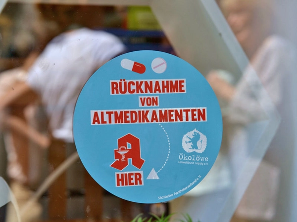 Info-Aufkleber Altmedikamente an Leipziger Apotheke, Foto: Ökolöwe