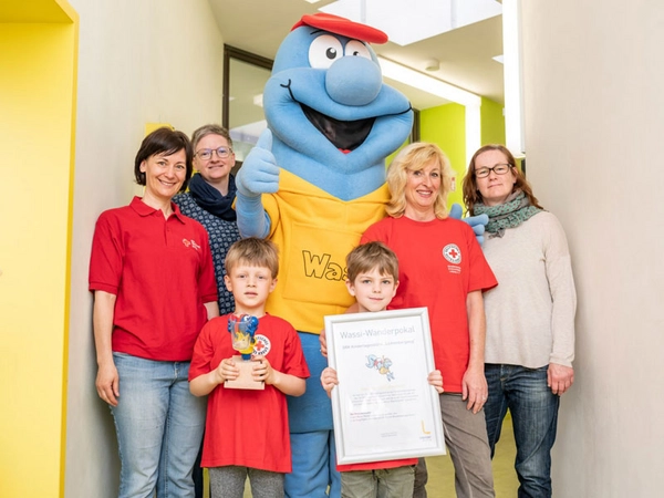 Glückliche Gewinner: Wasserwerke-Maskottchen Wassi überreichte Pokal und Urkunde an die Kita Lichtenbergweg, Foto: Leipziger Gruppe