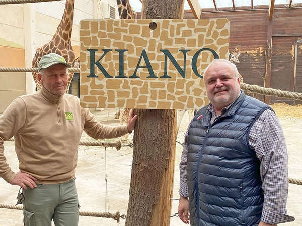 Bereichsleiter Jens Hirmer und Zoodirektor Prof. Jörg Junhold vor dem Taufschild, Foto: Zoo Leipzig