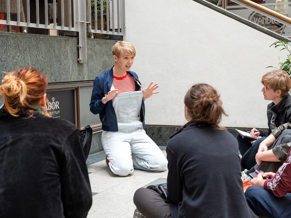 Der gemeinsame theatrale Stadtrundgang FRITZI WAR DABEI, Foto: TDJW Der gemeinsame theatrale Stadtrundgang FRITZI WAR DABEI, Foto: TDJW