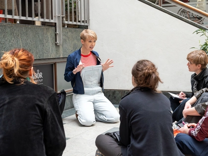 Eine Leipziger Erfolgsgeschichte: Theatraler Stadtrundgang FRITZI WAR DABEI zur Friedlichen Revolution mit sensationeller Bilanz