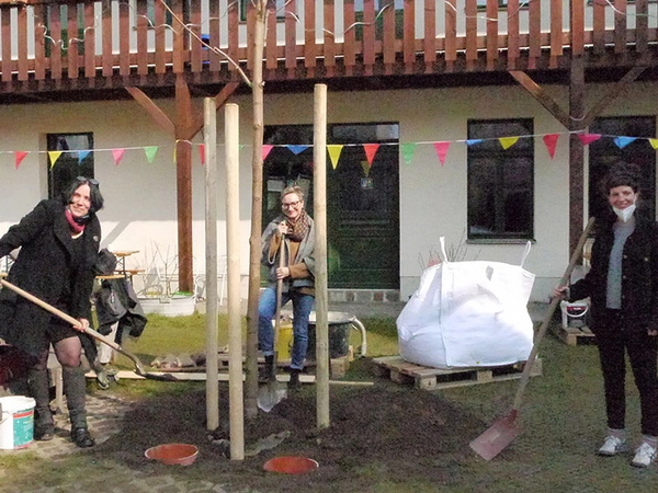 Der Hofgarten des UNIKATUM Kindermuseums hat einen Blauglockenbaum. Museumsleiterin Annegret Hänsel freute sich mit ihrem Team über die Neuanpflanzung, Foto: Sparkasse Leipzig